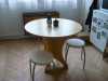 Prodám kulatý kuchyňský stůl ze světlého dřeva, průměr 90 cm, výška 73 cm.