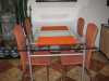 Prodám moderní stůl z tvrzeného skla 150x90cm + 4 oranžové, čalouněné židle.Velmi pěkné.