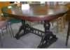 Velmi krásný jídelní stůl ve starožitném stylu. Nohy stolu jsou z masívního dřeva a stolová deska je dýhovaná. Rozměr: 145 x 98 cm.