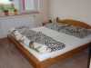 Masivní smrková postel,dvoulúžko. Rozměry
na matraci 2000* 1800 mm. Nabídka bez matrace