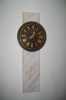 Nástěnné hodiny složené ze dvou druhů mramoru,cararský z Itálie a slivenecký. Ručně vyrobené hodiny jsou stylizované do barokní podoby .Rozměry 55 x 20 x 5 cm .	