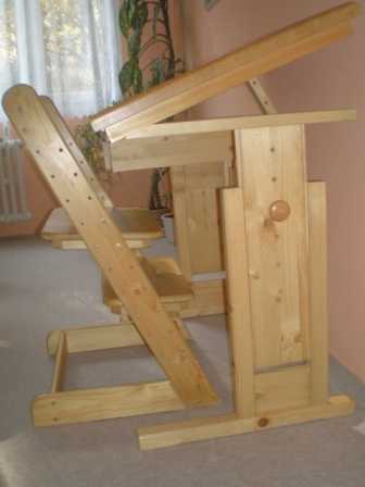 Prodám dřevěný dětský psací stůl a židly