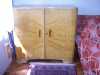 Prodám set_ložnice z 50.let v dobrém stavu. motivem je fládrované dřevo, světlé provedení - dvě šatní skříně, manželská postel včetně matrací a komoda.