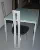 Prodám stůl se skleněnou deskou a kovovou konsrukcí + čtyři židle. Zajímavé designové řešení. Rozměr: 120x100cm.