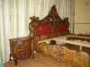 Replika starožitného nábytku z doby Ludvíka XVI. Postel v. hlavního čela cca 165cm, 2xnoční stolek  v.cca 60cm, š.cca 58cm, h.cca 37cm. zrcadlo  v.cca 140cm, š.cca 115cm. Materiál-lípa masiv,mořeno-tmavý ořech, matný lak, vyřezávané zdobení-ruční práce. V případě zájmu možno vyrobit ve stejném stylu šatní skříň a prádelník.