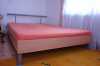 Dvoulůžková manželská postel 140x200 cm v dobrém stavu, s roštem a matrací. Rám postele světlé dřevo, čelo kovové. Postel je používaná cca 2 roky.