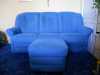 Prodáme zachovalou modrou masivní nerozkládací sedací soupravu s dvěma taburety.