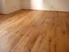 Prodám dřevěnou třívrstvou podlahu dub prkno rustic, povrch podlahy je drásaný připravený na olejování. Výhoda podlahy je že si každý může natónovat podlahu do požadovaného odstínu. Navíc je podlaha tvrdší (mechanicky odolnější), protože se drásáním odstraní měkké části dřeva.