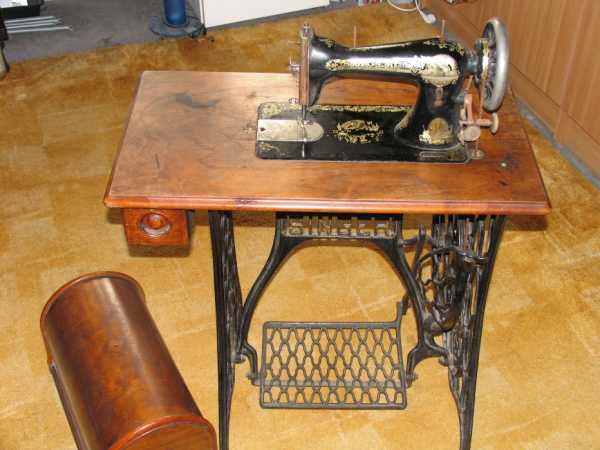 Starožitný šicí stroj SINGER,100let starý