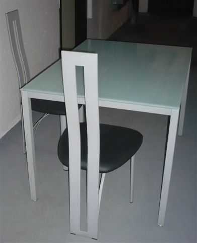 Prodám skleněný stůl a 4 židle