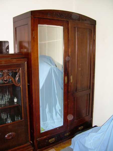 Staroitná šatní skříň se zrcadlem a zásuvkou