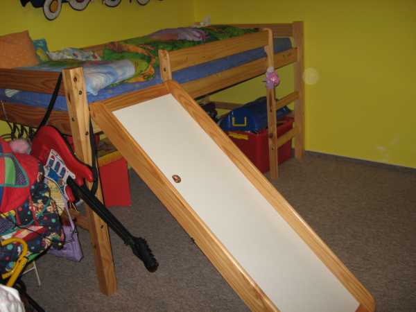 dětská postel se skluzavkou