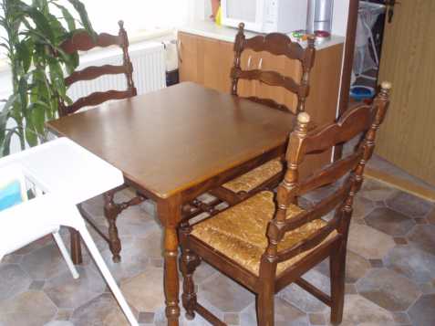 Kuchyňský stůl se 4 židlemi
