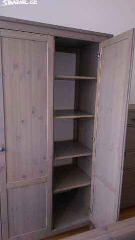 Třídveřovou skříň Ikea Hemnes šedá 